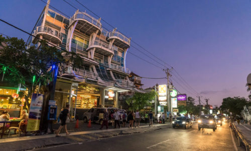 Along Kuta Beach Road you’ll find many global franchises and brand outlets like KFC, Quiksilver, Rip Curl, or if you wish to check out the Kuta Art Market at its end. Proceed on your Kuta Beach walking street journey, and you’ll find Jamie Oliver’s Bali franchise, Jamie’s Italian, right beside the Hard Rock Hotel. Take the turn right, and you see Hard Rock Café, and all the prominent diners attached to notable Kuta beach hotels, along the beach road. The grand Kuta Beachwalk complex is halfway, most likely serving as a conclusion to your walk. Jalan Pantai Kita ends at Jalan Melasti, which will take you to Legian again, full circle.